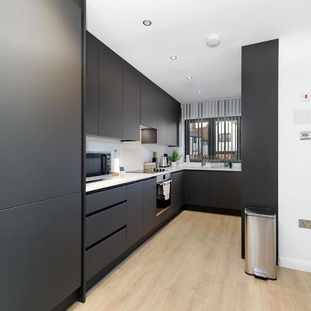 Modern 4 Bedroom House With Parking In Farnham Royal, Slough By 360Stays 외부 사진