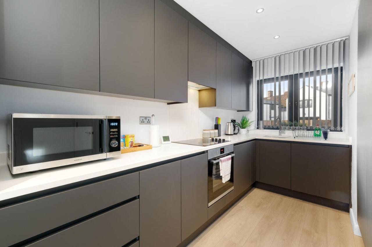 Modern 4 Bedroom House With Parking In Farnham Royal, Slough By 360Stays 외부 사진
