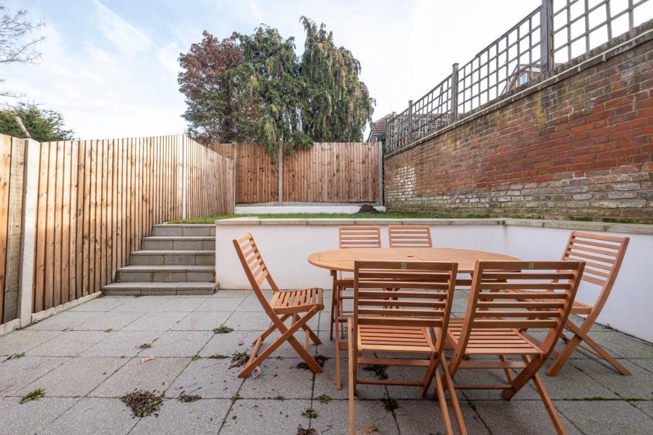 Modern 4 Bedroom House With Parking In Farnham Royal, Slough By 360Stays 외부 사진