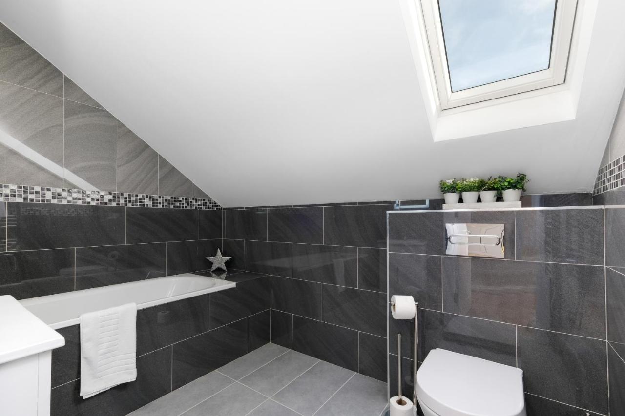 Modern 4 Bedroom House With Parking In Farnham Royal, Slough By 360Stays 외부 사진